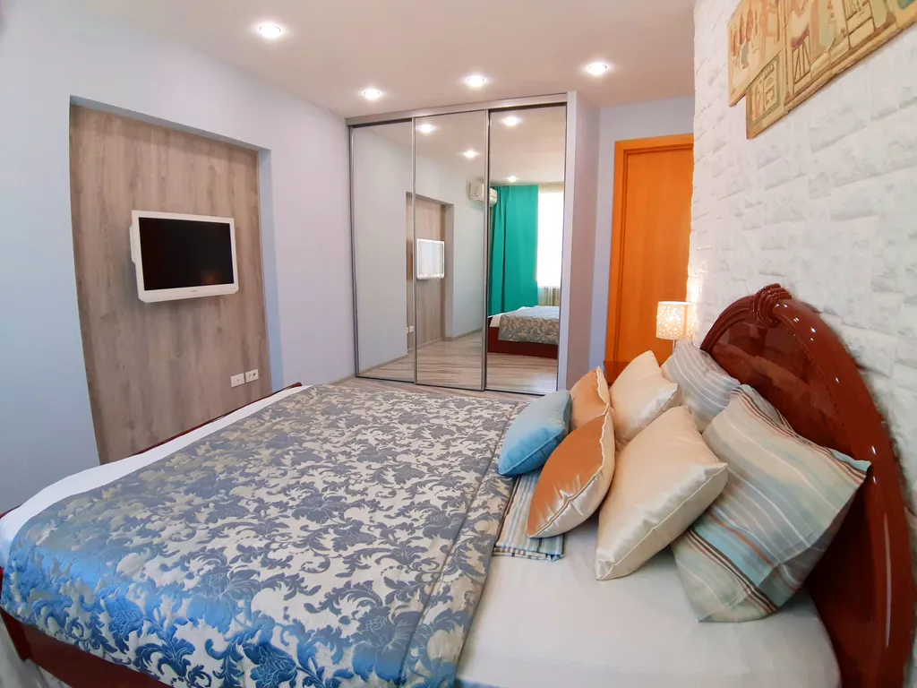 Эксклюзивные евро-апартаменты с сауной на площади Революции