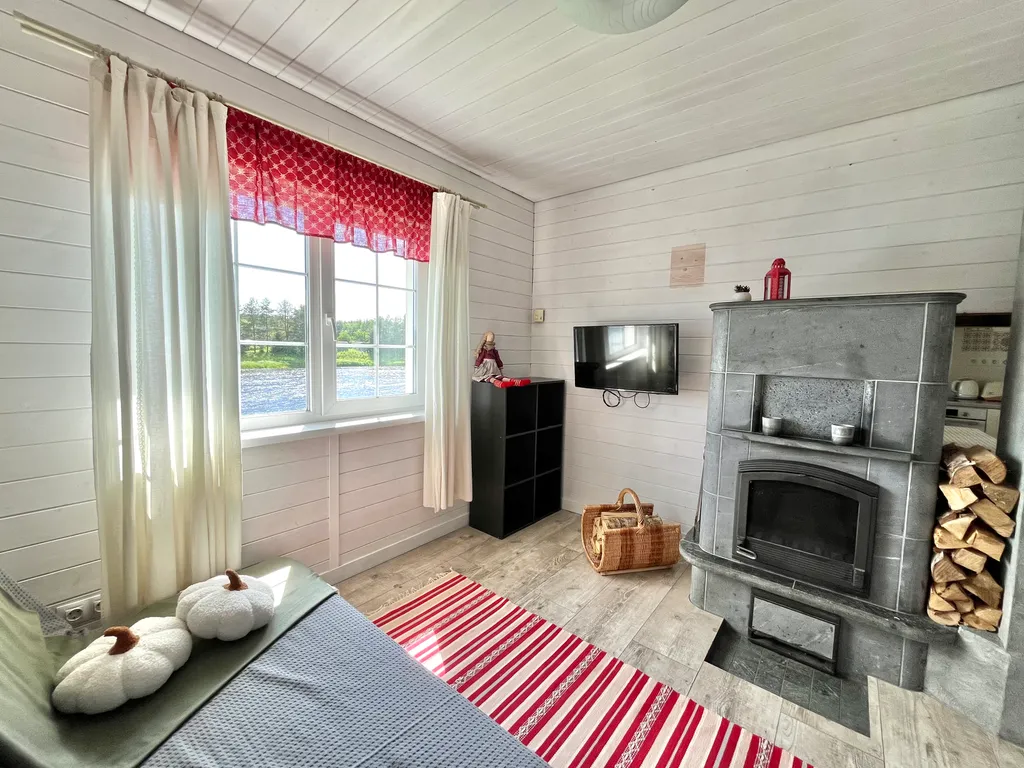 Благоустроенный дом у реки