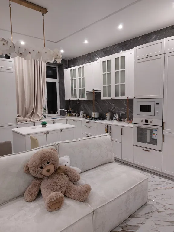 Резиденция в деревне в окружении леса