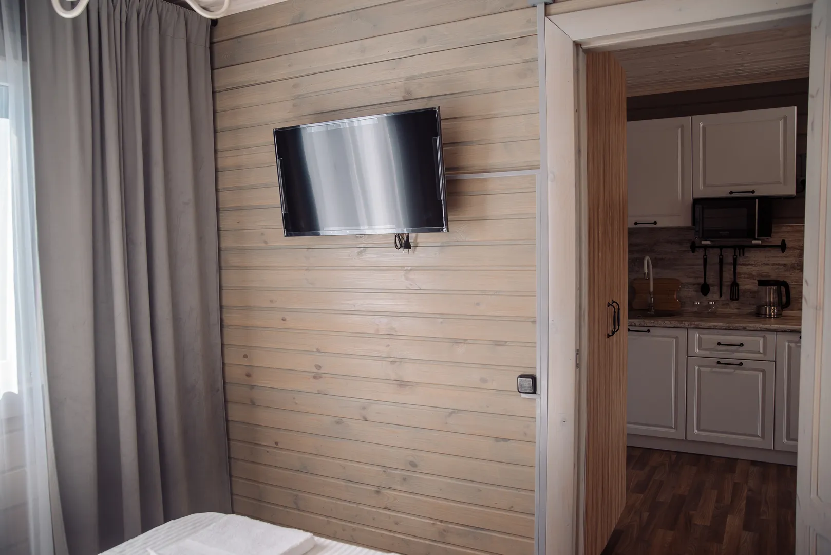 телевизор в спальне на 1 этаже