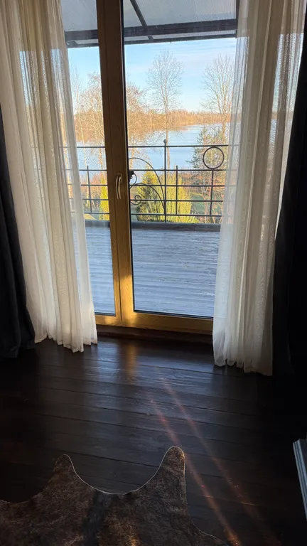 Уютный дом на берегу озера