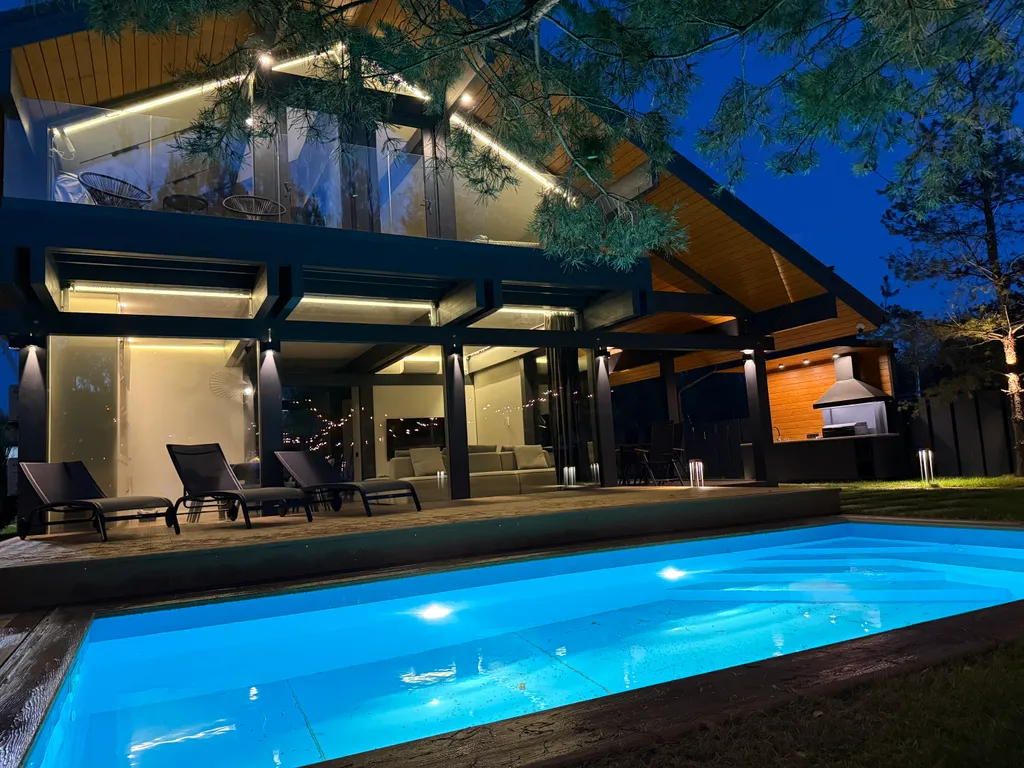 Премиальный загородный дом с теплым бассейном, на берегу