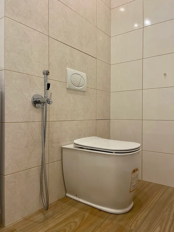 Новая квартира с кроватью возле панорамного окна, высокий этаж