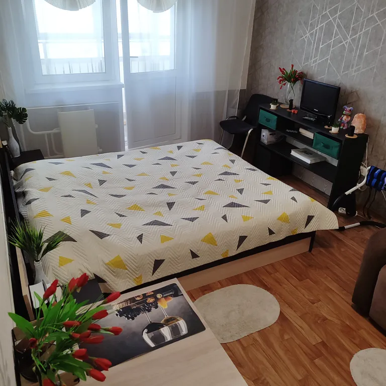 Студия с красным холодильником