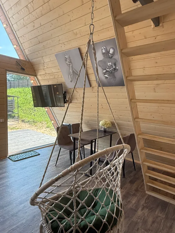 Уютный домик на берегу реки с горячим чаном