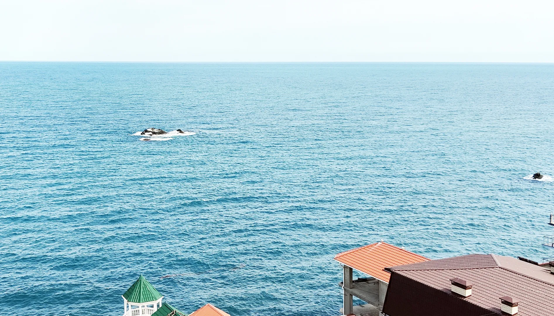 Вид из окна на море и скалы. Иногда приплывают дельфины