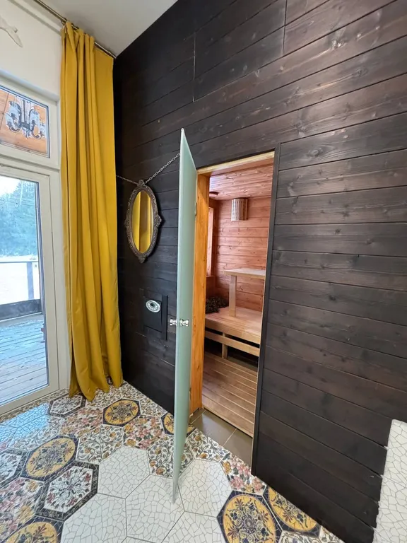 Уютный дизайнерский дом с сауной у самого леса