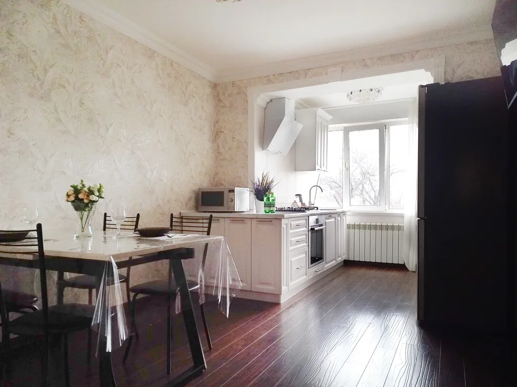 Апартамент напротив парка Победы, с отдельным двором, гараж