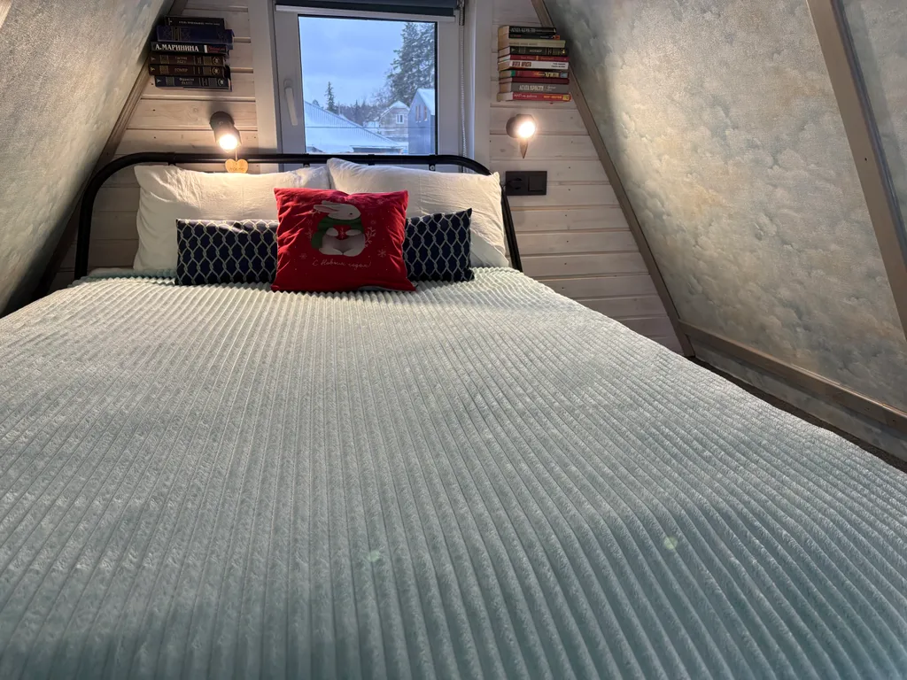 Сказочный А-фрейм с отдельной баней из липы в заповедном лесу