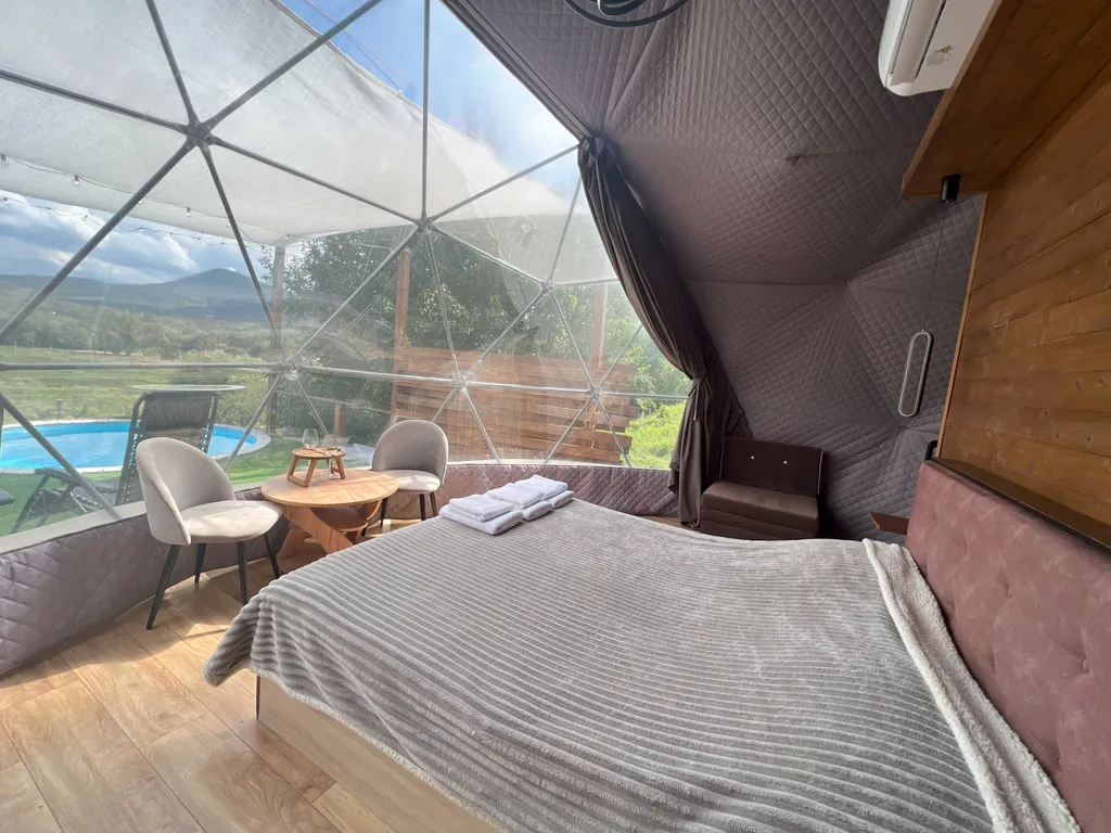 Сфера с открытым бассейном