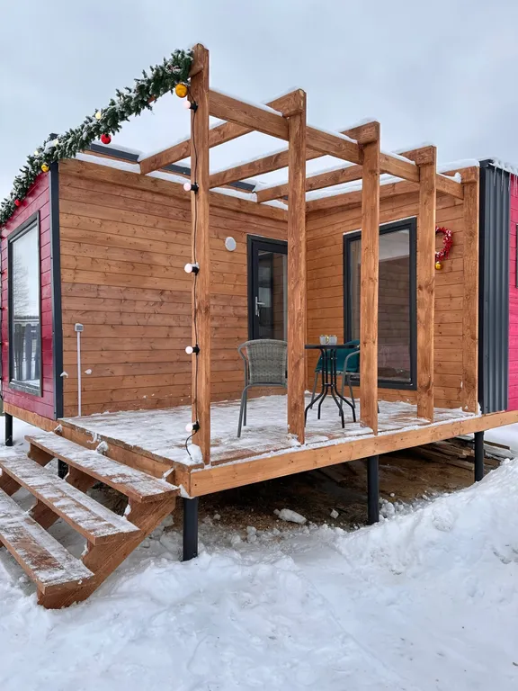 Стильный Красный дом у реки