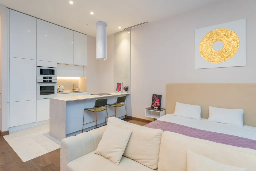 Sky City Moscow LUX Студия с большим окном с видом на башни и город