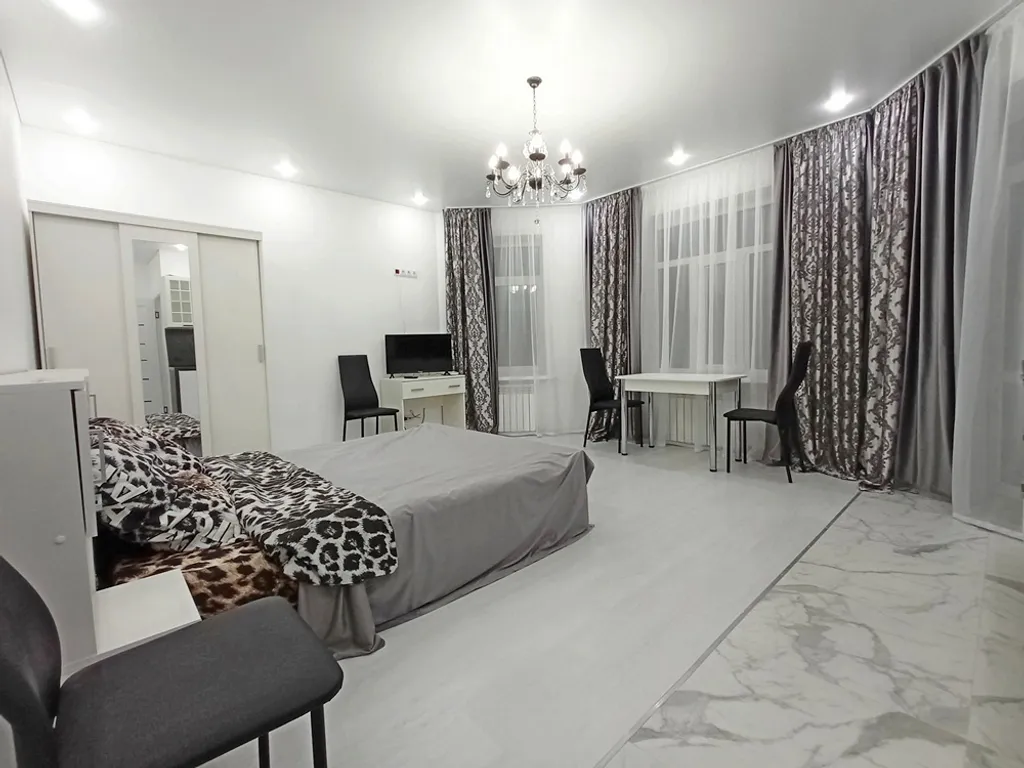 Новая светлая квартира в черно-белом стиле