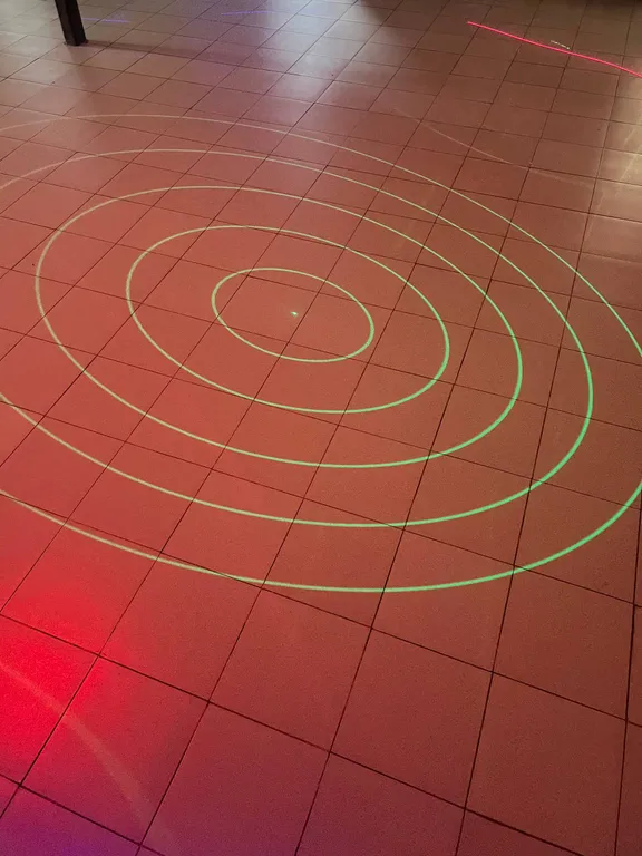 Уютное место отдыха для большой веселой компании с танцполом и баром