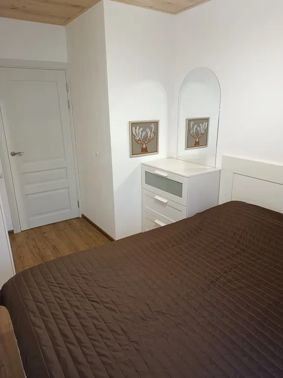 Дом в лесу у озера