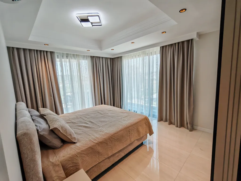 Квартира с дизайнерской отделкой, видом на море и аквапарком