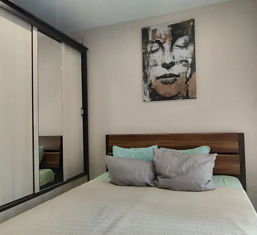 Уютная студия в тёплых тонах с большой угловой ванной для пары