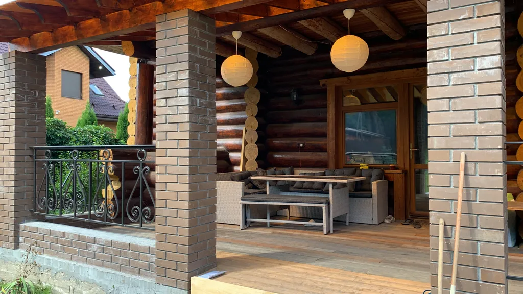 Загородный дом в лесу у реки