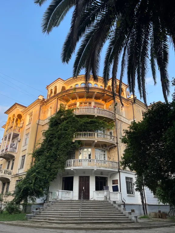 Квартира Апартаменты в сталинском доме с панорамным балконом у берега моря — аренда посуточно в Сухум