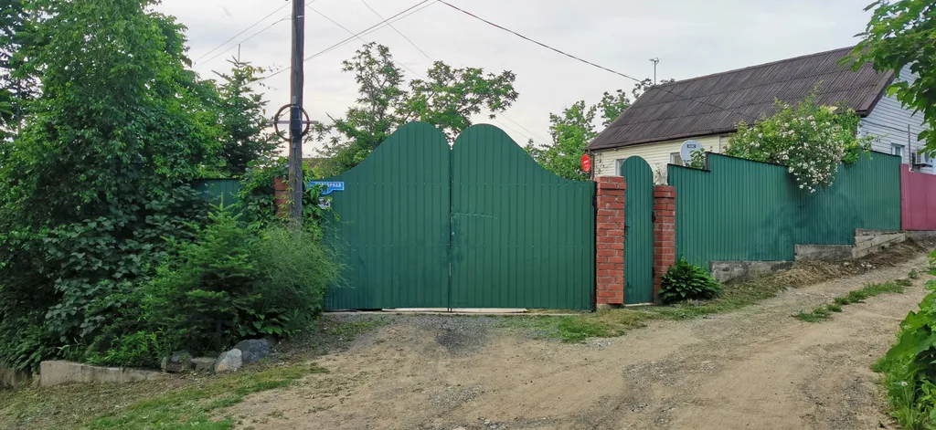 Уютный загородный дом с красивой благоустроенной территорией.