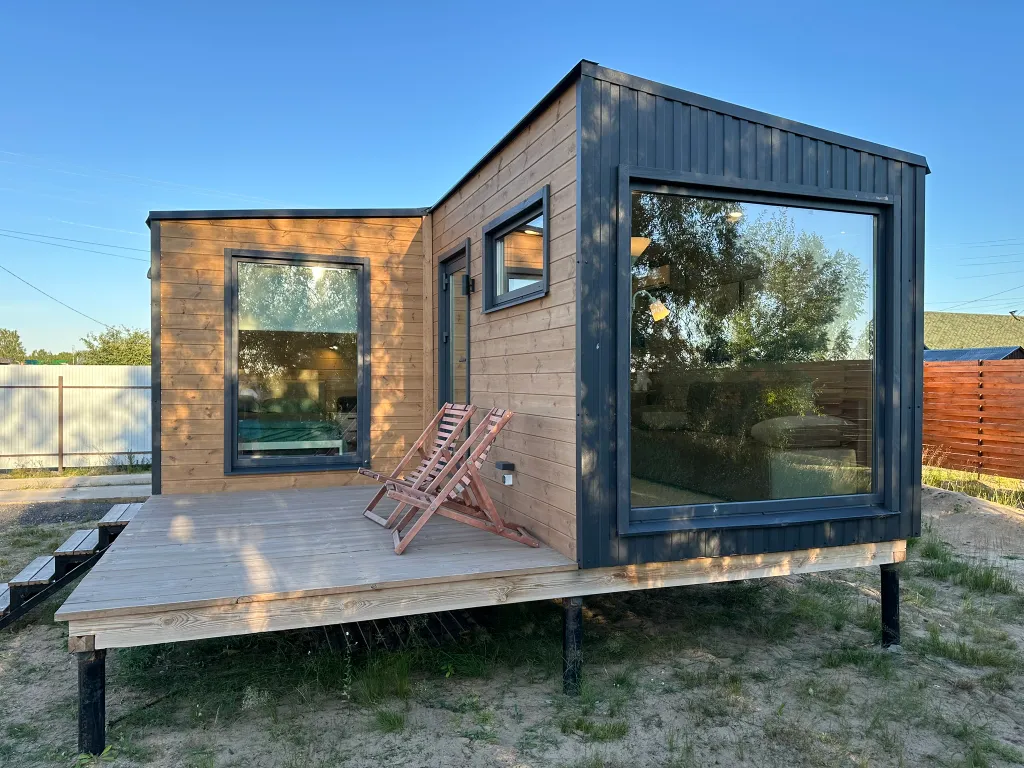 Современный дом на самом берегу реки