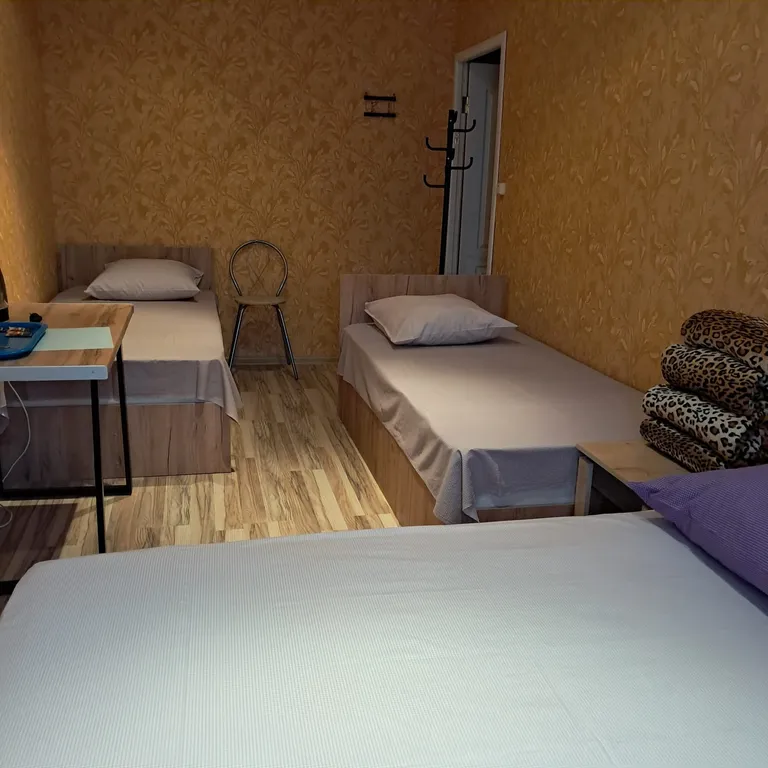 Квартира У Татьяны, комната с новой мебелью, сплит, чайник, телевизор — Кущёвская