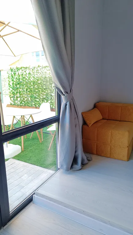 Уединенный трёхместный домик с queen size с собственным садом