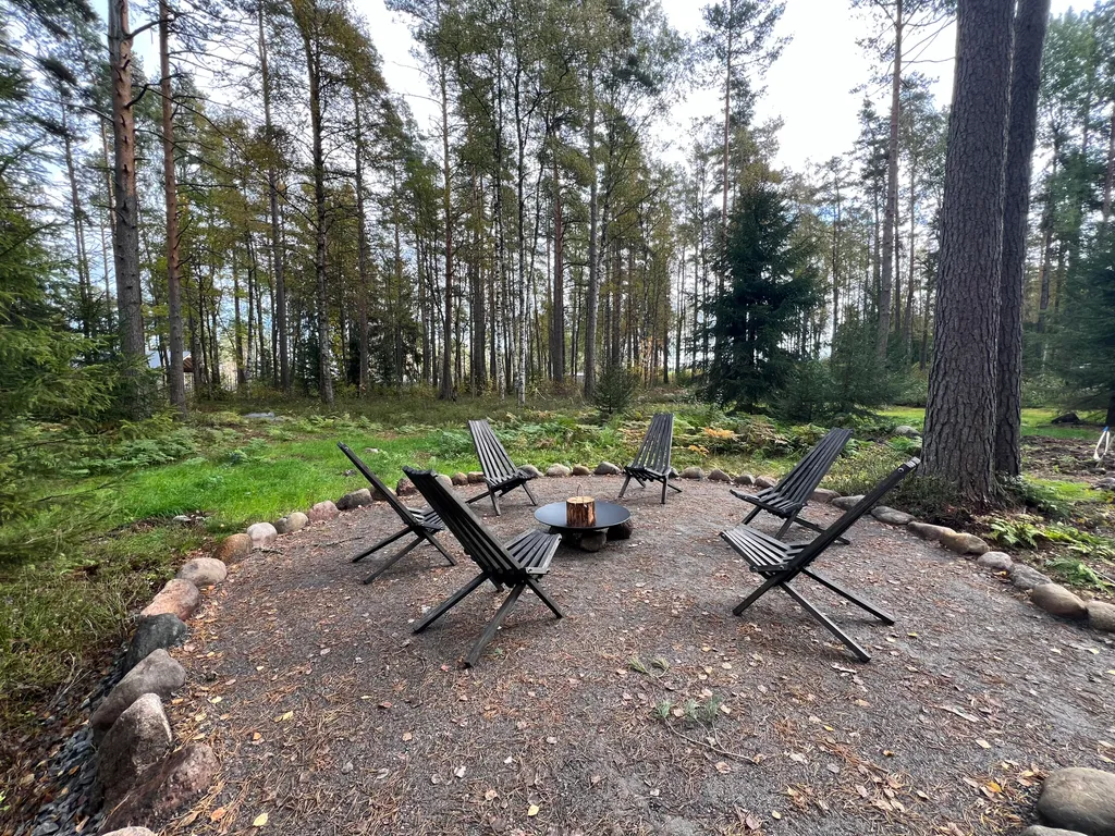 Уютный дом в сосновом лесу