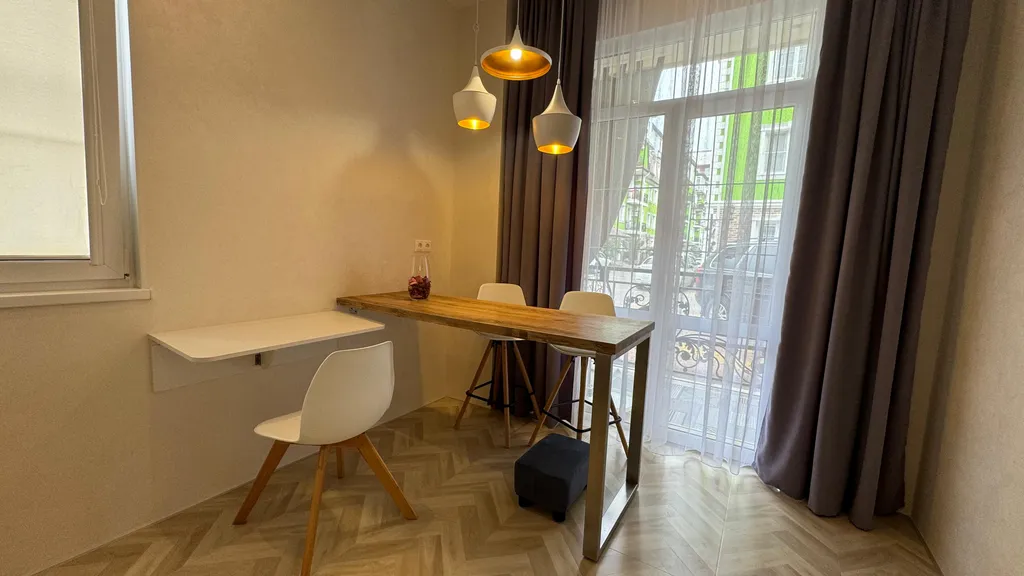 Евротрехкомнатный апартамент с балконом на первой линии