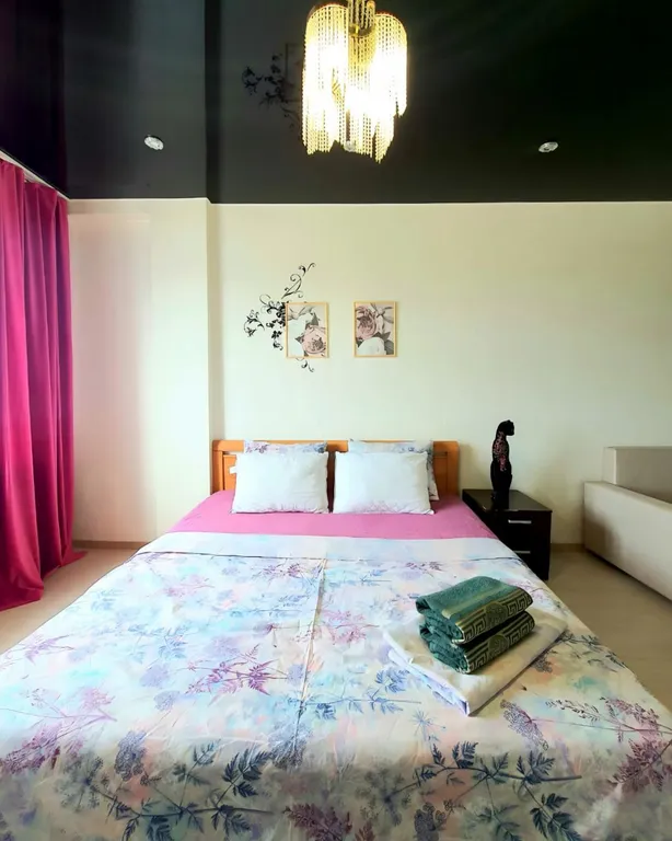 Уютная светлая квартира рядом в центре города с большой кроватью