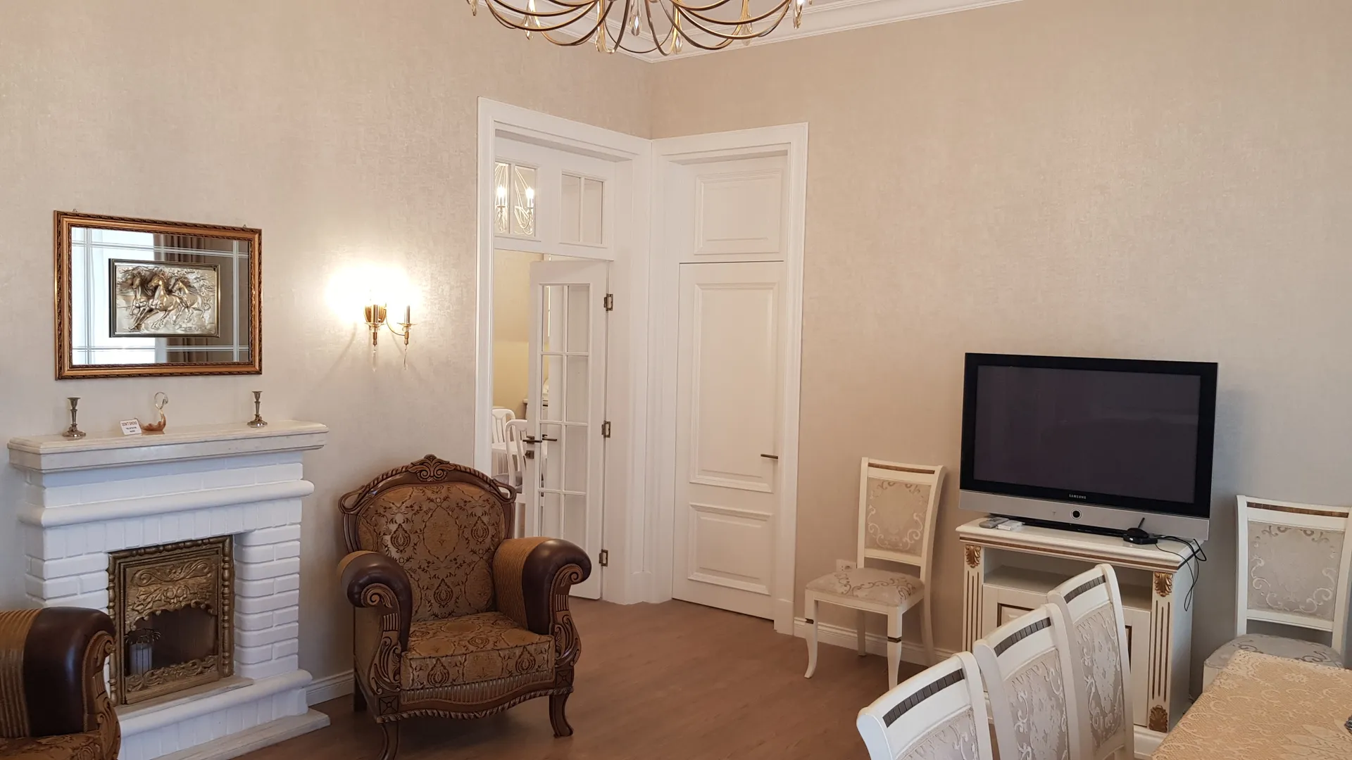 " ГОСТИННАЯ " ( s 30 м².h 3.50 m ). Мягкая мебель. Обеденный стол на 8 персон. Комод. Горки. Кондиционер. Телевизор. Детектор дыма. Камин + радиаторы отопления. Вентиляция.