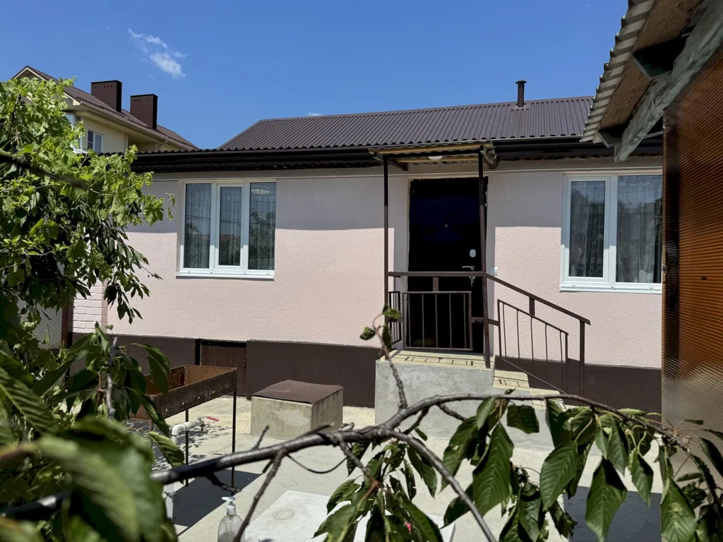 Коттедж Четырёхкомнатный дом с двориком и мангалом – центр — аренда посуточно в Геленджик