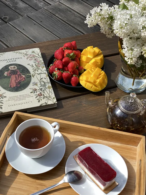 Скандинавский дом с ванной внутри и видом на лес