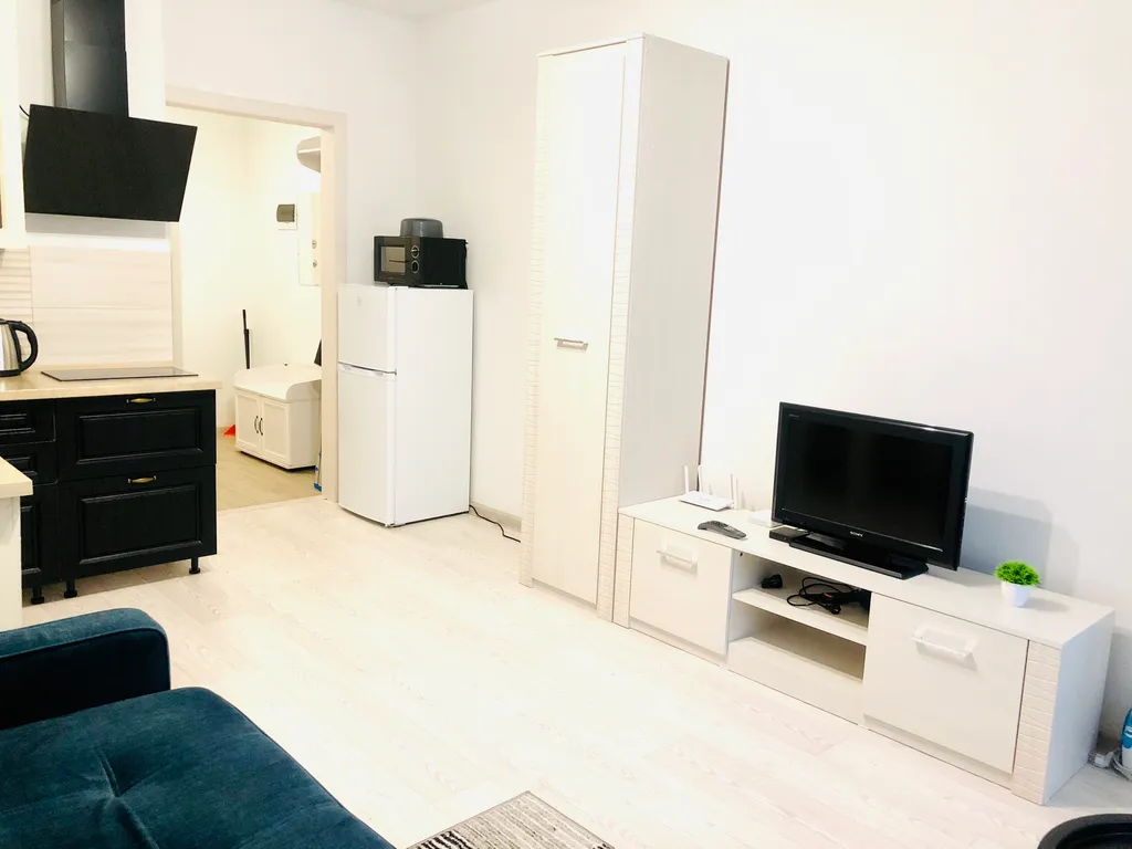 Светлая уютная студия в новом доме с новой мебелью