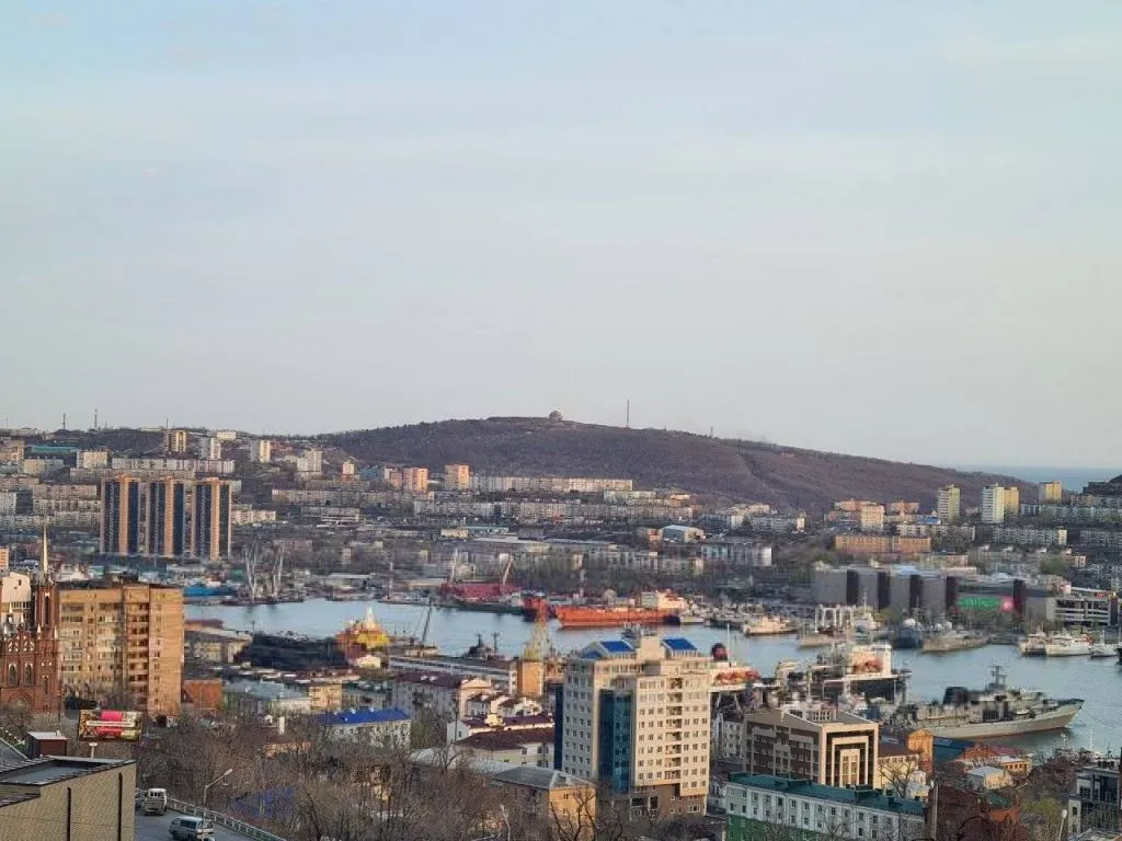 Студия в центре с видом на Золотой мост, город, море