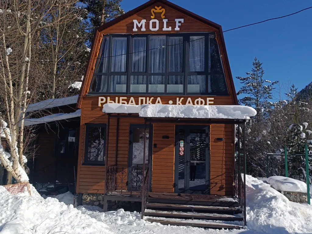 Таунхаус у озера с видом на горы