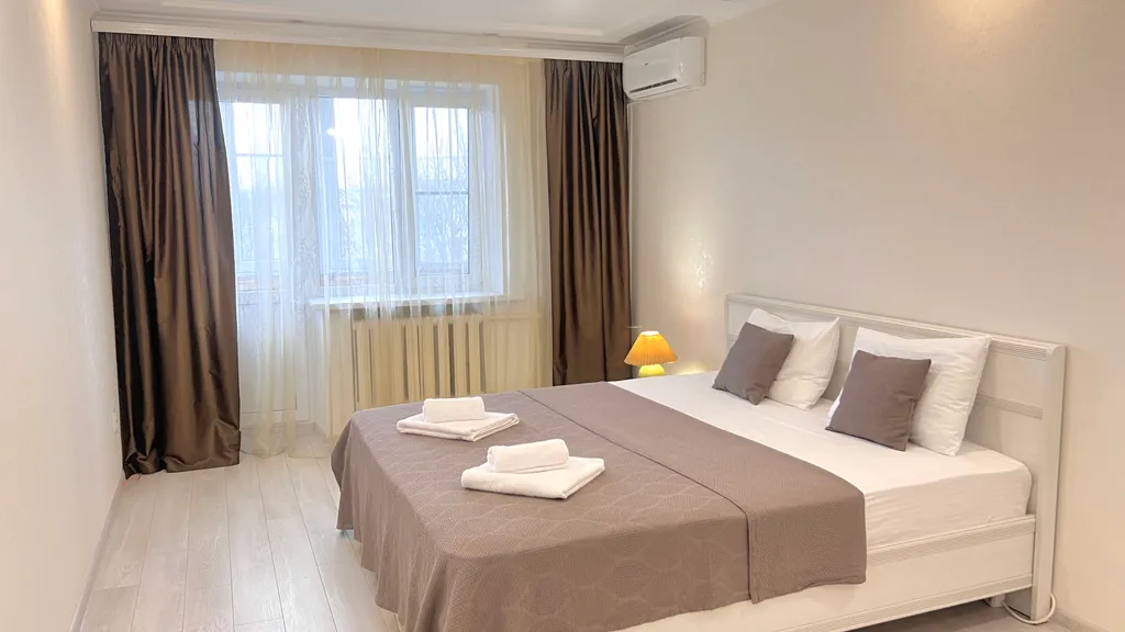 Проживание возле бювета и городского озера с видом из окна на гору