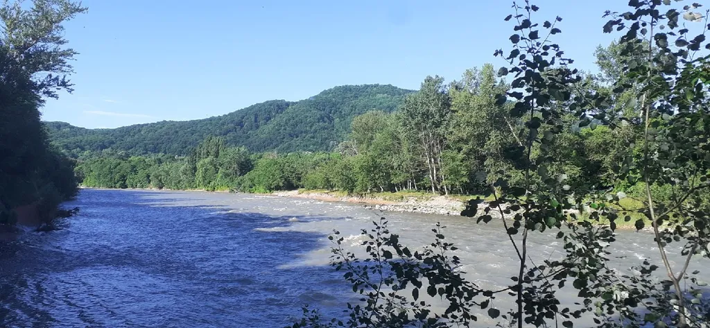 Романтик у реки