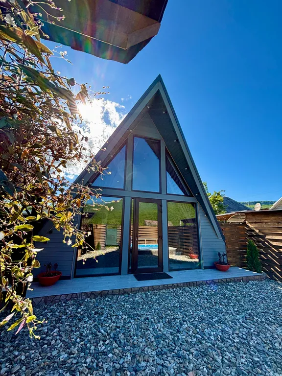 Отдельный домик а-фрейм с бассейном и видом на горы