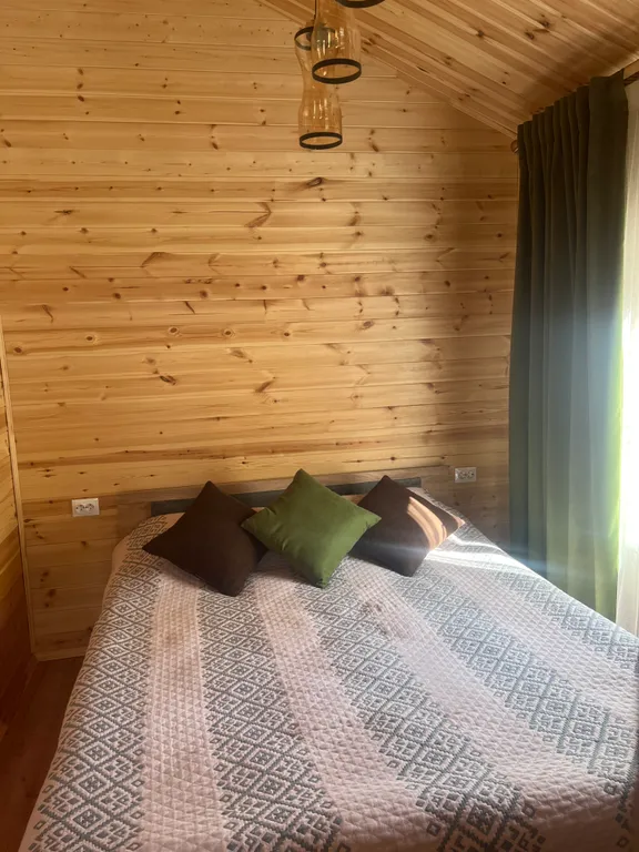 Домик в лесу с видом на горы