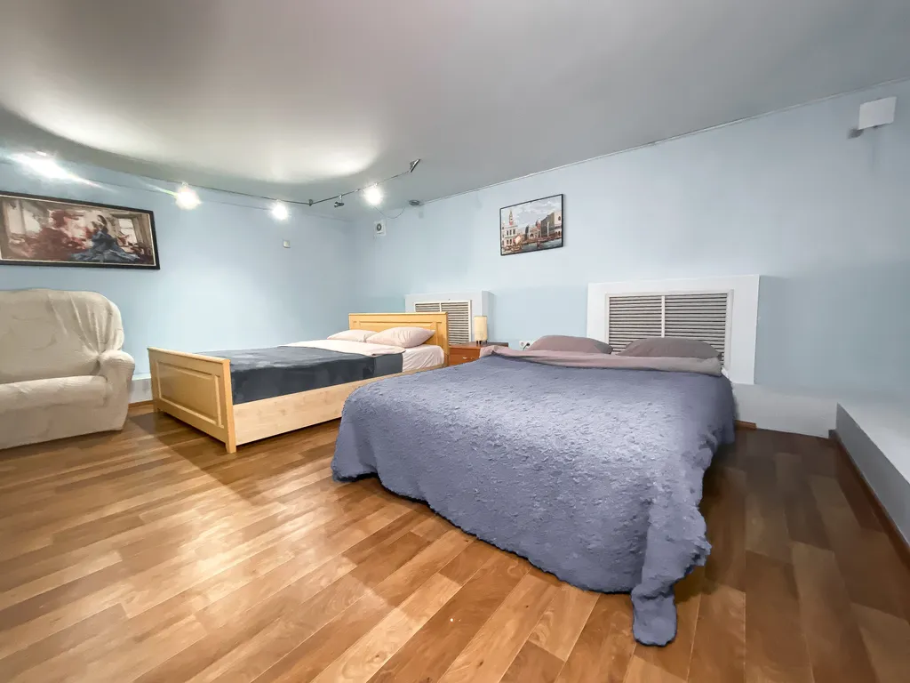 Двухуровневая квартира для большой компании