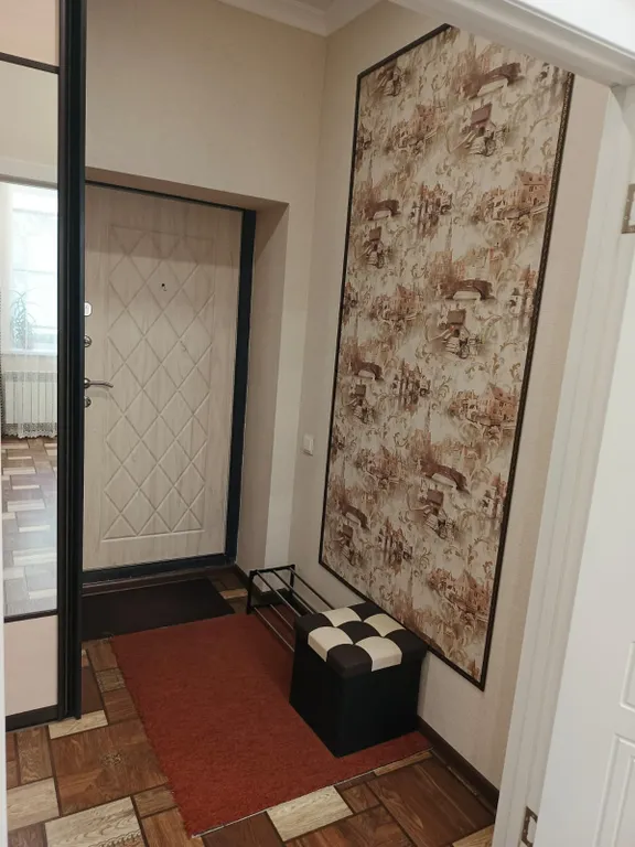 Квартира на банном, Родина