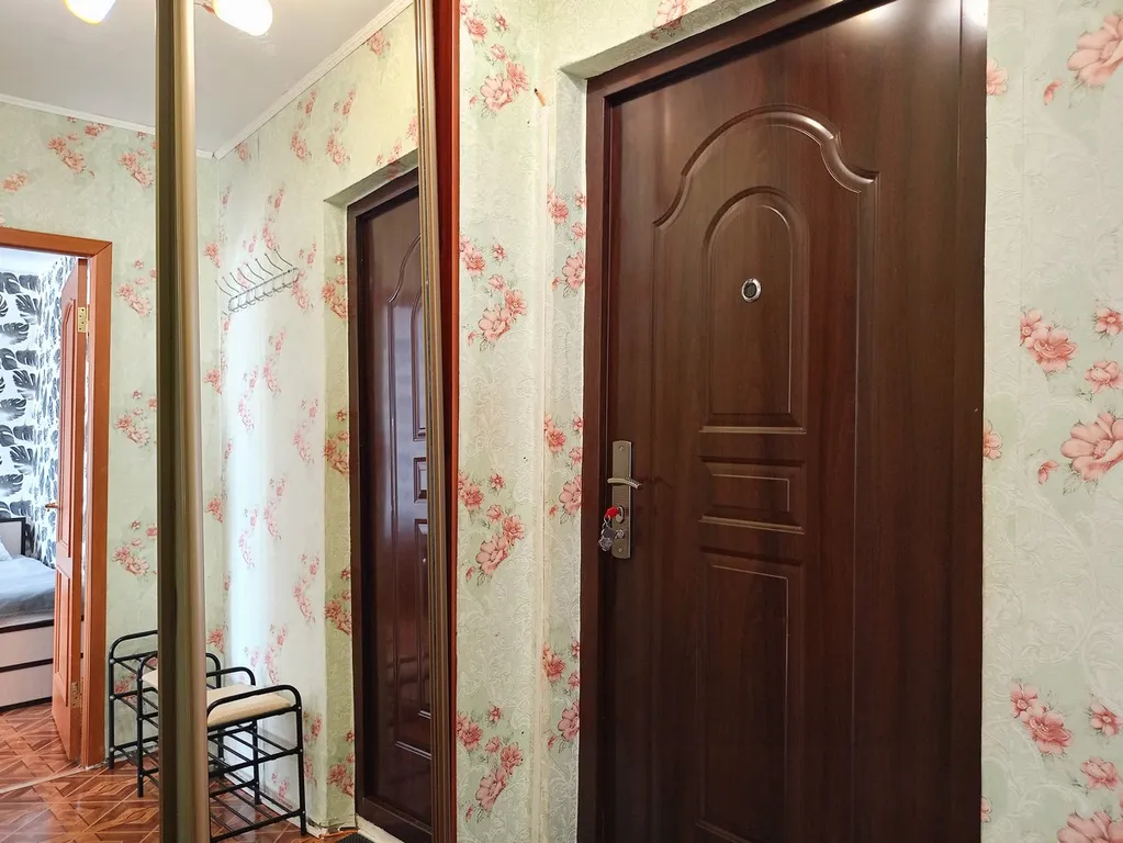 Центр, кровать, два дивана, теплая, чистая квартира