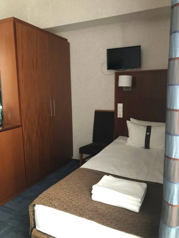 Уютный стандарт с видом на монастырь, Колокола