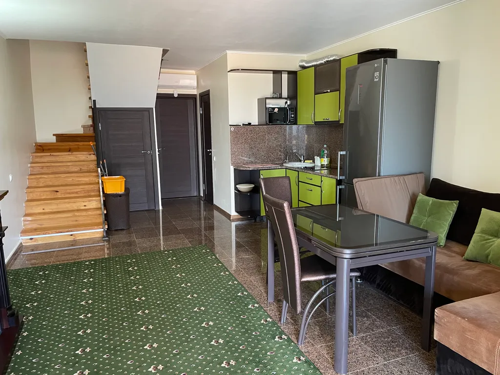 Двухэтажный дом на берегу моря