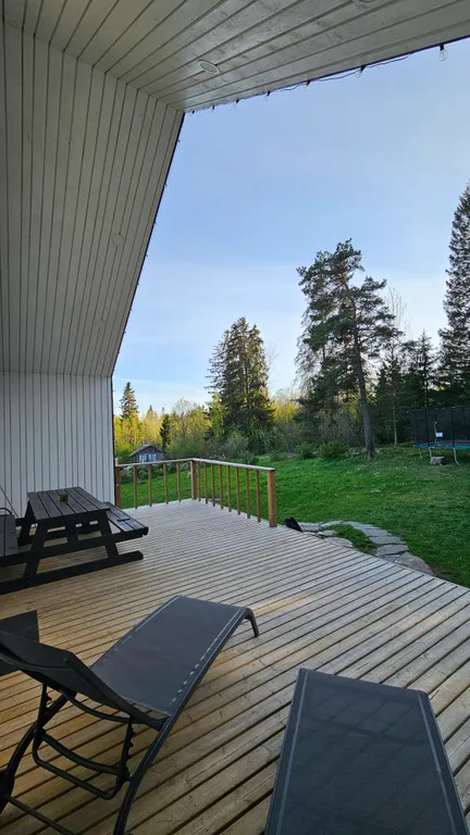 Дом на скале в окружении леса