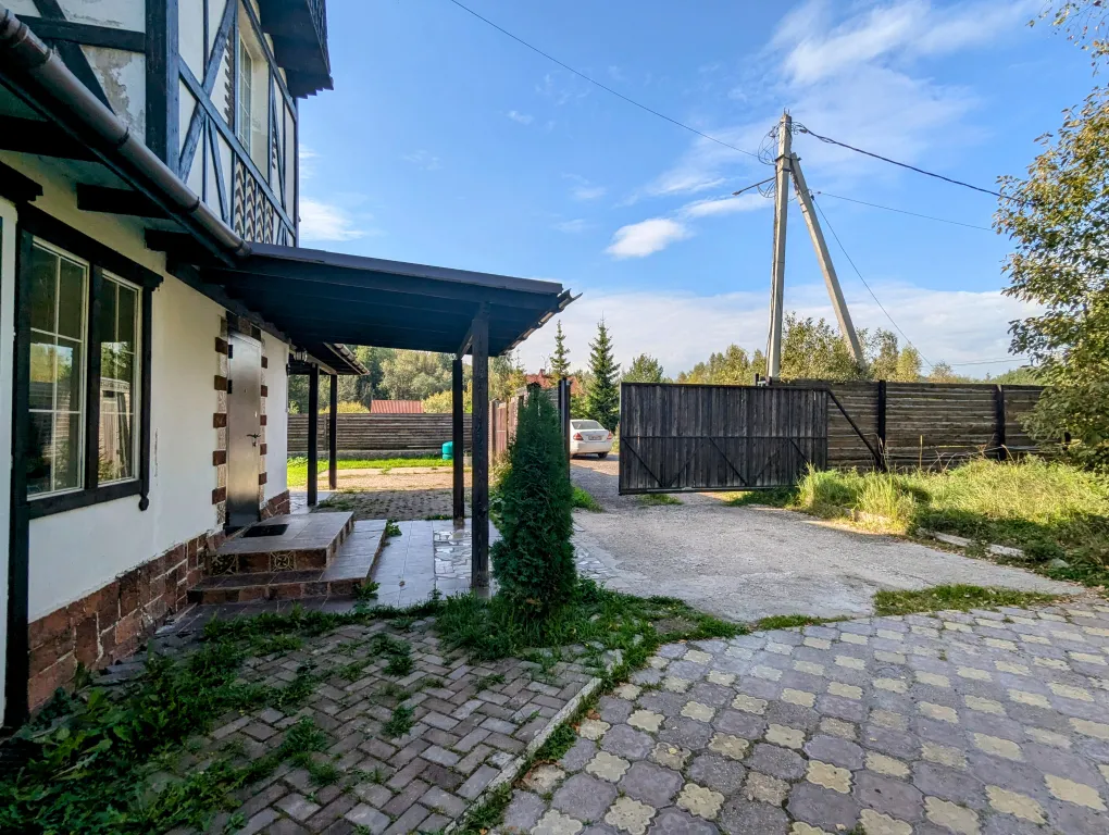 Большой красивый дом с камином в лесу