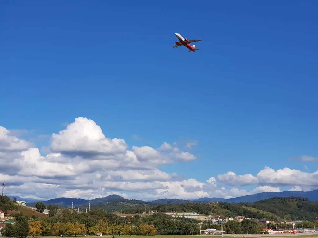 Квартира Просторная квартира с видом на горы и взлетающие самолёты — Адлер