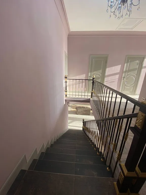 Большой и красивый дом на берегу моря