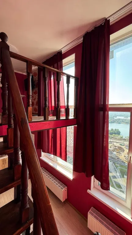 Стильная двухуровневая студия